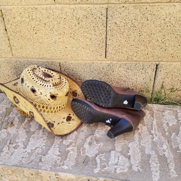 Sexy‎ little booties - Picture 2 of 6